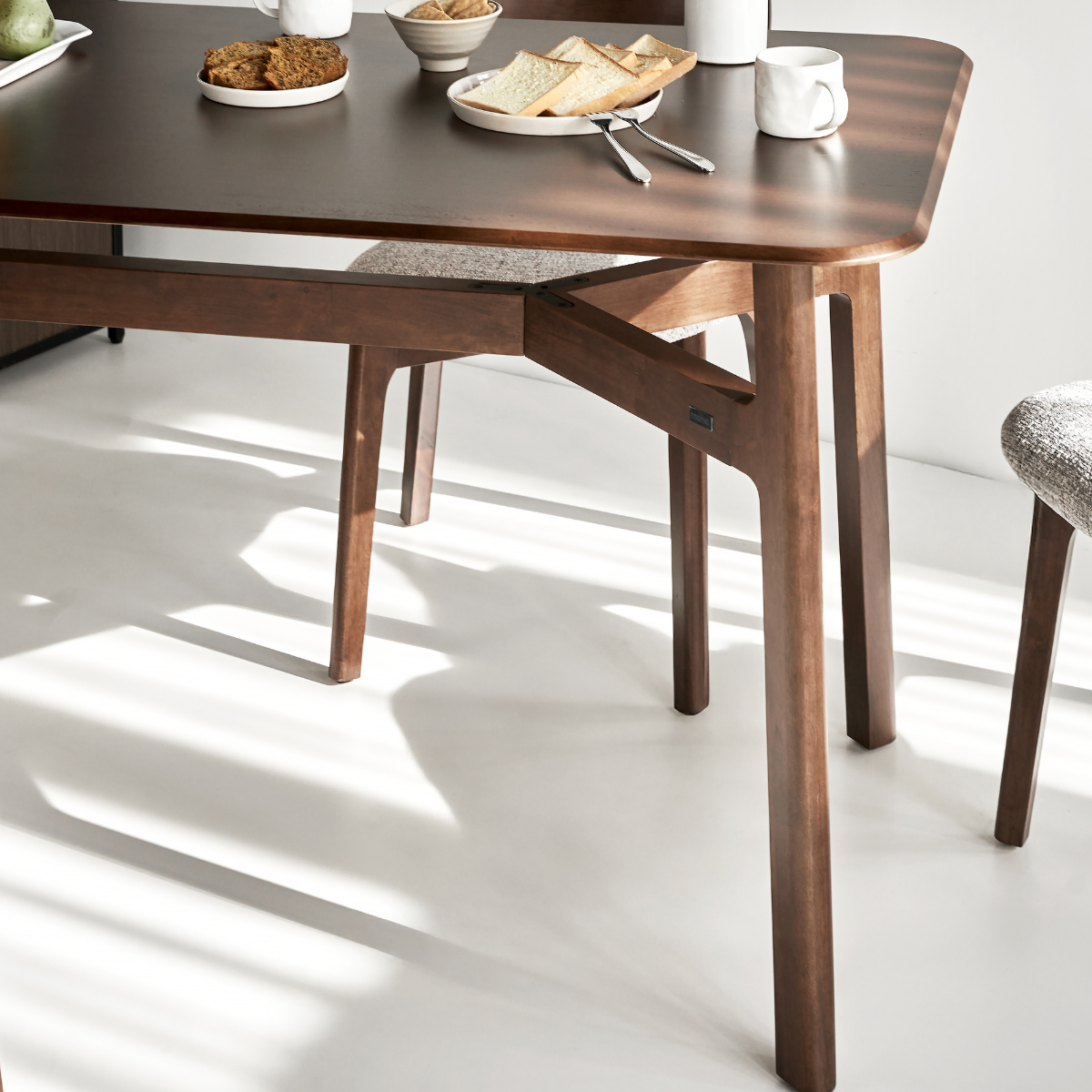 Serena Modern Oak Veneer Dining Set with 4-6 Ergonomic Rubberwood Chairs