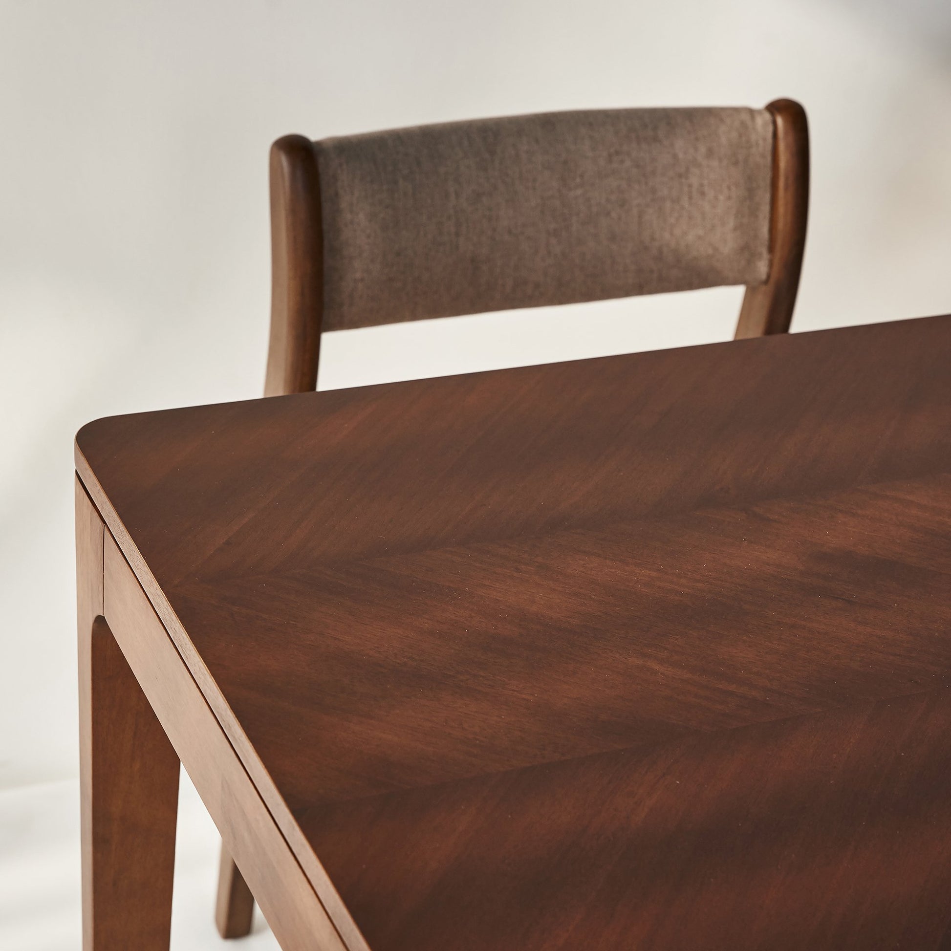 MOHO HOBRO Scandinavian Dining Set: Acacia Wood Table & Comfortable Chairs