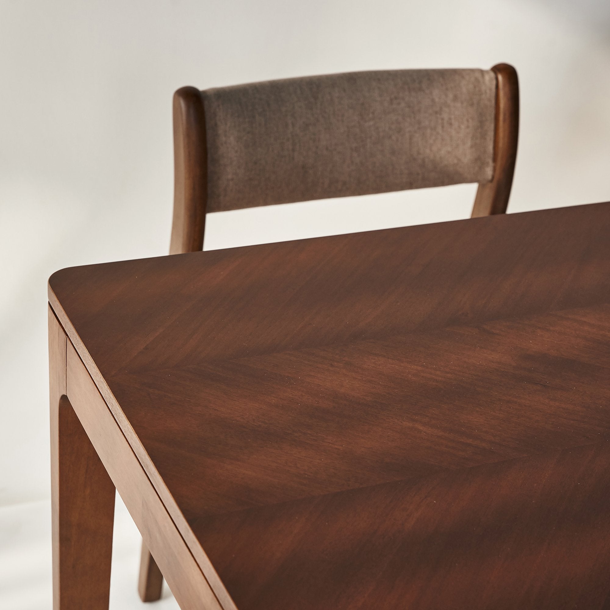 MOHO HOBRO Scandinavian Dining Set: Acacia Wood Table & Comfortable Chairs