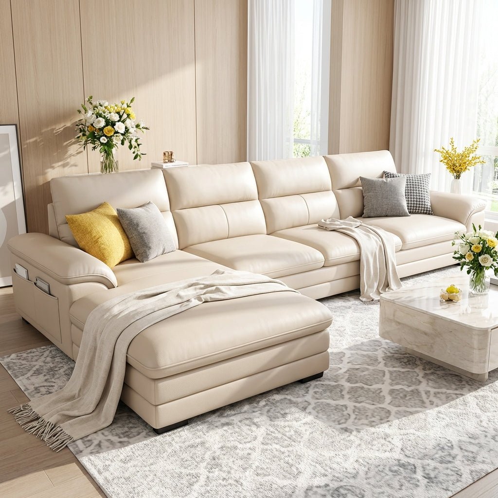 Le canapé sectionnel en cuir en forme de L Cressida d'Altera Home Design en beige avec des coussins décoratifs